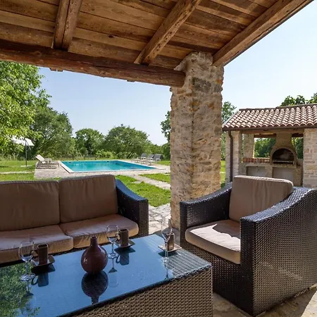 Paula Villa Bičići